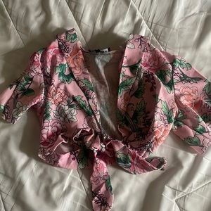 NWOT floral short sleeve vintage like front tie top with marching shorts